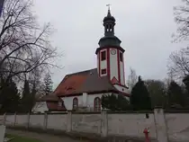 Plau�ig, evangelische St. Martin Kirche, erbaut von 1726 bis 1728, barocke Saalkirche mit polygonalem Chor und Westturm (14.12.2024)
