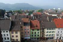 M�nsterplatz - Weit geht der Blick vom Fridolinsm�nster �ber die D�cher der Altstadt gen Westen. Die Berge im Hintergrund sind schon auf schweizer Seite. 23.9.2006