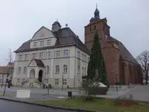 Dommitzsch, Rathaus und Stadtkirche St. Marien am Markt (16.12.2024)