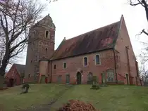 Kl�den, Kirche Zum Heiligen Kreuz, erbaut im 12. Jahrhundert, Kirchturm erbaut 1516 (16.12.2024)