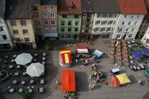 M�nsterplatz - Blick aus luftiger H�he auf den Wochenmarkt und den noch freien Pl�tzen der drei gem�tlichen Restaurants. 23.9.2006