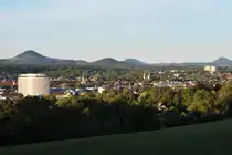 Am Fu�e der drei Kai�erberge gelegene Kreisstadt G�ppingen im Abendlicht. Von links nach rechts der Hohenstaufen, Kitzen, Hohenrechberg und Stuifen 12.08.2018