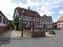 Heubach, Brunnen und Fachwerkh�user am Marktplatz (25.07.2020)