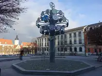 Riesa, Zunftbaum am Rathausplatz, erbaut 2004 (17.12.2024)