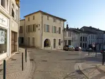 Barbezieux-Saint-Hilaire, H�user am Place de Verdun (24.07.2018)