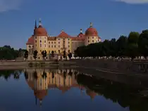 Schloss Moritzburg am 15.08.2022. Wegen der akuten Trockenheit f�hrte der Teich kaum Wasser.