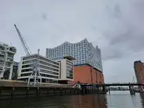 Die Elbphilharmonie in Hamburg. Inzwischen auch schon 9 Jahre alt, ist sie zu einem absoluten Wahrzeichen Hamburgs geworden. Den Geruch von Fischbr�tchen muss man sich einfach dazu denken! Bild vom 18.08.2024