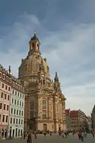 Die Frauenkirche in Dresden am 27.03.2024. Im Gegensatz zu vielen anderen Kirchen wirkt sie sehr hell, da sie bis 2005 wieder aufgebaut sind, nachdem sie im 2. Weltkrieg zerst�rt wurde. Daher sind die Steine noch sehr neu und wenig verschmutzt.