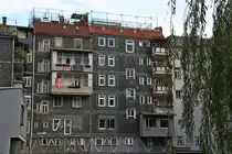 Mit Schiefer verkleidete R�ckseite eines Wohngeb�udes auf der Inneren Br�cke in der Esslinger Innenstadt. Unter dem Geb�ude flie�t ein Seitenkanal des Neckars, war dem kleinen Bereich, von dem aus das Foto aufgenommen wurde, den Beinamen  Klein Venedig  verschaffen hat. Bild vom 10.07.2024