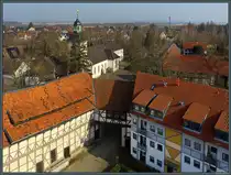 Auf der Ostseite der Burgruine Vienenburg befindet sich das Torhaus, das als Zugang zur Burg dient. In unmittelbarer Nachbarschaft liegt die evangelische Kirche aus dem 18. Jahrhundert. (Vienenburg, 09.03.2025)