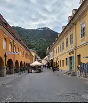 Fu�g�ngerzone (Strada Apollonia Hirscher) in der Altstadt von Brașov (RO) mit Blick auf den Hausberg T�mpa, wo der Name der Stadt wie in Hollywood prangt.

🕓 16.9.2024 | 10:22 Uhr