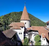 Innenhof-Ansicht von Schloss Bran (RO), das mit Graf Dracula in Verbindung stehen soll. F�r seinen Bekanntheitsgrad wirkt es recht klein und bescheiden, dennoch schieben sich etliche Touristen durch die Zimmer und G�nge.

🕓 15.9.2024 | 11:32 Uhr