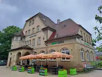 Bahnhof Sindelfingen am 04.08.2023. Vom Bahnhof aus gibt es eine gl�serne Bahn�berf�hrung, die Arbeitern den Zugang zur direkt benachbarten Mercedes-Werk erm�glicht.