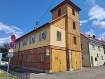 Die historische Feuerwache von Esslingen-Berkheim am 22.07.2023. Inzwischen gibt es einen Neubau ein paar H�user weiter und das Geb�ude wird nur noch f�r die Aufbewahrung historischer Feuerwehrautos und als Lager benutzt.