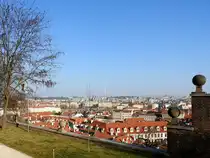 Sozusagen am Dachgarten, hoch �ber der Stadt Prag; 250321