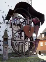 Breisach am Rhein, die Radb�hne am Radbrunnenturm, bewegliches Kunstwerk von Helmut Lutz, 2013 hier aufgestellt, Dez.2024
