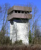 Breisach am Rhein, �ber 20m hoher Turm im Rheinwald n�rdlich der Stadt, die streng geheime Anlage im ehemaligen milit�rischen Sperrgebiet arbeitete und forschte im Bereich Nachrichtentechnik, M�rz 2025
