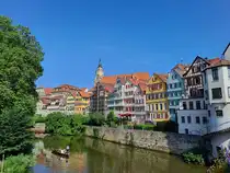 Das Neckarufer in T�bingen am 12.07.2023, fotografiert von der Eberhardsbr�cke aus