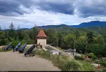 Wachturm und Kanonen auf dem Gel�nde der Bauernburg (Cetatea) R�șnov (RO) mit Sicht auf das Postăvarul-Gebirge.

🕓 15.9.2024 | 15:57 Uhr