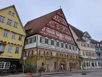 Das Kielmeyer-Haus am Esslinger Marktplatz am 13.11.2024. Fr�her wurden hier Kolonialwaren verkauft, heute werden Pensionen angeboten.