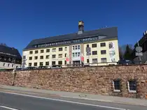 Altenberg, Rathaus am Platz des Bergmanns, erbaut 1955 (28.03.2025)