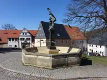 Lauenstein, Falknerbrunnen von 1912 am Marktplatz (28.03.2025)