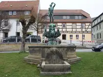 Bad Gottleuba, Bacchusbrunnen am Marktplatz, erschaffen 1915 durch den Bildhauer Alexander H�fer (28.03.2025)