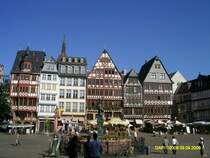 Fachwerkh�user am R�merberg. Im Vordergrund befindet sich der Gerechtigkeitsbrunnen.