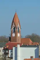 Im Bild der Turm der im neugotischen Stil erbauten katholischen Kirche „Maria Rosenkranzk�nigin“. (Demmin, M�rz 2025)