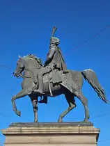 Das Reiterstandbild des hannoverschen K�nigs Ernst August I. steht direkt vor dem Hauptbahnhof in Hannover. (April 2025)