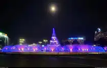 Abends sprudeln auf dem Vereinigungsplatz (Piața Unirii) in București (RO) die Font�nen, die auch illuminiert werden, wie hier am gro�en Brunnen in der Mitte des Platzes. Der Mond schaut ebenfalls zu.

🕓 18.9.2024 | 22:06 Uhr