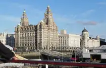 

Das Royal Liver Building ist eines der Wahrzeichen von Liverpool und wurde nach der Royal Liver Assurance benannt, die das Geb�ude als Hauptsitz der Versicherung erbauen lie�. Entworfen wurde es von Walter Aubrey Thomas und war eine der ersten mehrst�ckigen Stahlbetonkonstruktionen sowie eines der ersten Hochh�user Gro�britanniens. (Text Wikipedia) am 13.09.2012.