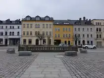 Sebnitz, Granitbrunnenbecken und H�user am Marktplatz (29.03.2025)