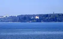 Blick von Unteruhldingen am Nordufer des Bodensees zur Insel Mainau mit dem Schlo�, links die Geb�ude von Konstanz, April 2025