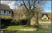 Die Wasserburg Schk�len liegt direkt im Zentrum des gleichnamigen Ortes. Hier ist das im Burghof stehende Fachwerkhaus und der nord�stliche Eckturm zu sehen. (05.04.2025)