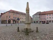 Neustadt in Sachsen, kurs�chsische Postmeilens�ule am Marktplatz (30.03.2025)