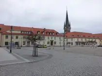 Neustadt in Sachsen, Geb�ude und Turm der St. Jakobi Kirche am Markt (30.03.2025)