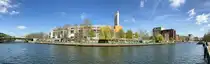 Panoramabild von der Spree zw. der Caprivibr�cke (links) und dem Siemenssteg (rechts) im April 2025. Am gegen�berliegenden Ufer zu sehen ist das Caprivi , ein beliebtes OpenAir-Lokal. Dahinter eine bekannte Berliner Bildgiesserei , die u.a. auch die Berliner B�ren f�r die Filmfestspiele gie�t und daran anschliessend das Heizkraftwerk Berlin-Charlottenburg welches z.Zt. auf neue Technologien umger�stet wird. 
