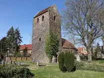 Beyersdorf, evangelische Dorfkirche, romanischer Bruchsteinbau, Umbauten im 17. Jahrhundert (12.04.2025)