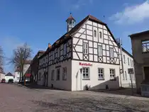 Brehna, altes Rathaus am Markt, erbaut im 16. Jahrhundert (12.04.2025)