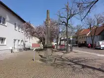 Brehna, kurs�chsische Postmeilens�ule am Markt (12.04.2025)