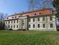 Quetzd�lsdorf, Schloss, erbaut von 1788 bis 1790 durch Hellmut Moritz Erdmann von Graevenitz im klassizistischen Stil (12.04.2025)