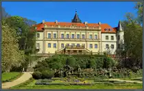 Eine Balustrade bildet den �bergang zwischen dem auf einer Anh�he errichteten Schloss Wiesenburg und dem Schlosspark. Die Fassade des S�dfl�gels wurde im 19. Jahrhundert umgestaltet. (Wiesenburg, 27.04.2025)