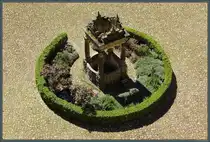 Im Innenhof des Schlosses Wiesenburg befindet sich das Brunnenh�uschen. (Wiesenburg, 27.04.2025)