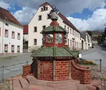 Der 1928 erbaute T�pferbrunnen in Kohren-Sahlis am 21.08.2024.