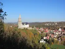 Weida mit der ab 1163 erbauten Osterburg am 25.10.2024. Der 54m hohe Bergfried gilt als der dritth�chste Deutschlands.