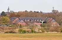 Styler Mission mit Christusstatue in Sankt Augustin. Im Hintergrund die Kirche St. Michael auf dem Michaelsberg in Siegburg - 04.04.2025