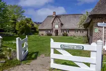 Das ��mrang H�s in Nebel auf der Nordseeinsel Amrum. Das genaue Baujahr des reetgedeckten Kapit�nshauses ist unklar. Es wird mit etwa 1683 angegeben. Das Haus geh�rt dem 1974 gegr�ndeten Heimat- und Kulturverein ��mrang Ferian. Aufnahme: 6. Mai 2025.