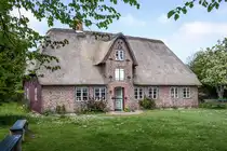 Das ��mrang H�s (��mrang f�r: Amrumer Haus) ist ein denkmalgesch�tztes Geb�ude in Nebel auf der nordfriesischen Insel Amrum. Aufnahme: 6. Mai 2025.