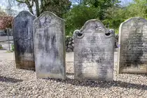 Die 152 �Sprechende Grabsteine� auf der Nordseeinsel Amrum stehen unter Denkmalschutz. Sie stammen aus den Jahren 1678 bis 1858 und bestehen �berwiegend aus Sandstein. Die Symbole auf den Steinen repr�sentieren den damaligen Zeitgeist und den vom Walfang abh�ngigen Wohlstand eines Teiles der Inselbev�lkerung
Aufnahme: 6. mai 2025.